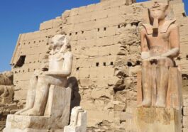 Temple de Karnak en Égypte, statues monumentales du pharaon Thoutmôsis II