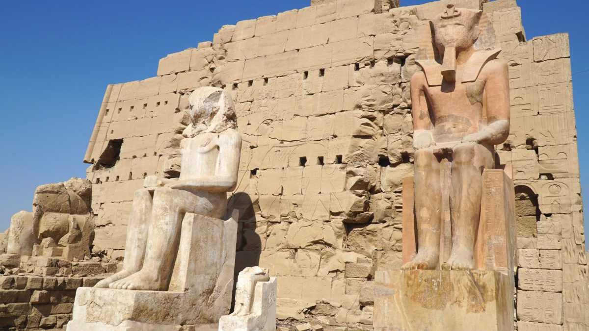 Découverte de la tombe du pharaon Thoutmôsis II, la première en un siècle : "C'est stupéfiant" 2 Temple de Karnak en Égypte, statues monumentales du pharaon Thoutmôsis II