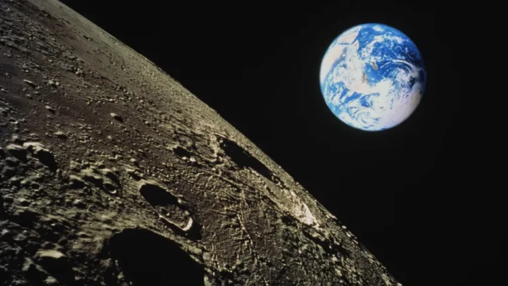 Des entreprises s'affrontent pour le contrôle de l'espace radioélectrique de la Lune dans une course silencieuse 2 Image du point de vue entre la Lune et la Terre