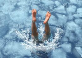 Des plongeons aux douches, l'eau froide est-elle vraiment bénéfique ?