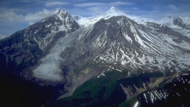 Éruption imminente du volcan Spurr en Alaska : hausse spectaculaire de l'activité sismique 1 Il vulcano Spurr