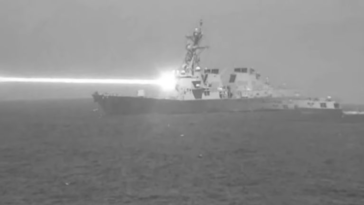 Il a un énorme canon laser, et ce destructeur des États-Unis cherche à dominer les mers 2 Ce destroyer américain dispose d'un immense canon laser, aspirant à la suprématie des mers