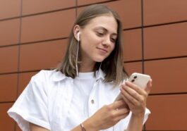 Interdire les téléphones à l'école n'améliore ni les résultats scolaires ni la santé mentale, révèle une étude