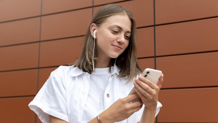 Interdire les téléphones à l'école n'améliore ni les résultats scolaires ni la santé mentale, révèle une étude 2 Fille sur smartphone