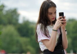 Laura Markham, psicóloga: "Cuanto antes introducimos las pantallas, más afecta al cerebro de los niños"