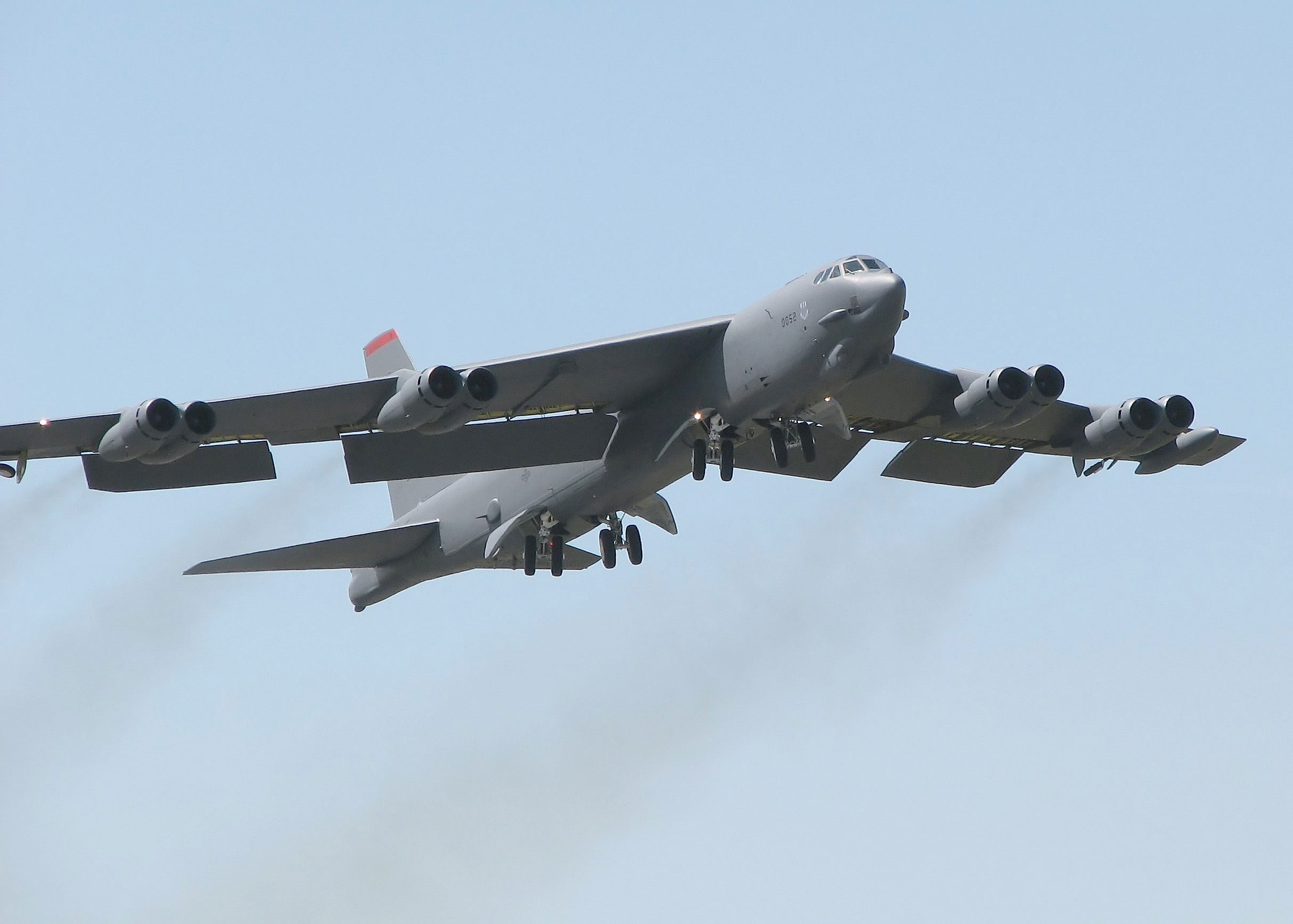 Le légendaire bombardier B-52 vient de mettre à jour ses moteurs pour continuer à dominer les cieux 3 L'énorme B-52H en plein manœuvre de vol | Image : Wikimedia