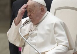 Papa François, 88 ans, est hospitalisé à l'Hôpital Gemelli de Rome dans un état réservé : ses conditions de santé sont compliquées par une thrombopénie associée à une anémie, qui s'est superposée à une pneumonie bilatérale et à une crise respiratoire / Photo LaPresse