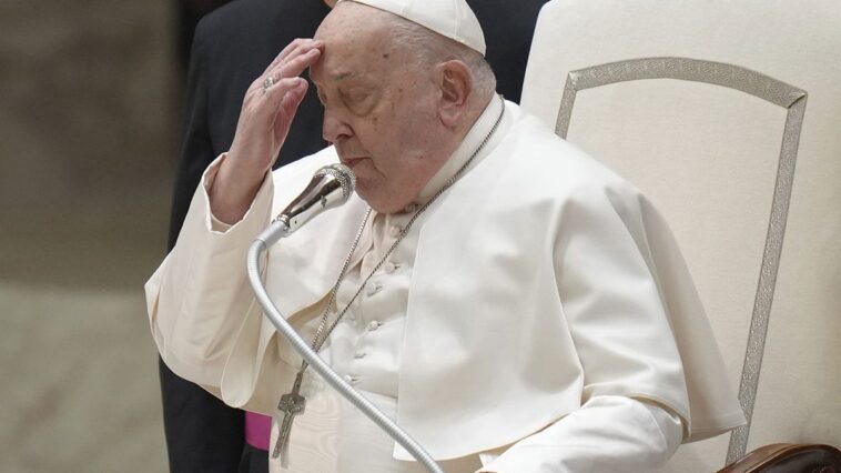 Le pape François et la piastrinopénie : qu'est-ce que cette condition qui nécessite des transfusions et se manifeste par des crises respiratoires et des pneumonies 1 Papa François, 88 ans, est hospitalisé à l'Hôpital Gemelli de Rome dans un état réservé : ses conditions de santé sont compliquées par une thrombopénie associée à une anémie, qui s'est superposée à une pneumonie bilatérale et à une crise respiratoire / Photo LaPresse