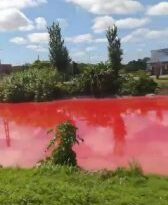 Le torrent qui se teinte entièrement de rouge : la vidéo des eaux du Sarandí 20 Video thumbnail