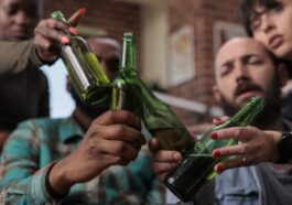 « Les étiquettes des boissons alcoolisées doivent mettre en garde contre le risque de cancer », affirme l'OMS