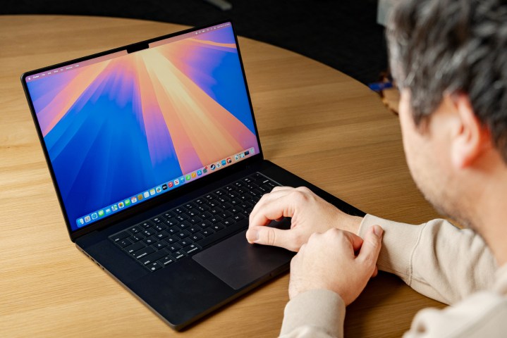 L’iPhone 16e d’Apple est là, et il me frustre par rapport au MacBook 2 Quelqu'un utilisant un MacBook Pro M4.