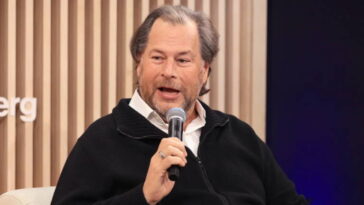 Marc Benioff, PDG de Salesforce, alerte sur l'arrivée des robots au travail : "Nous dirigerons non seulement des humains, mais aussi des robots" 27 Marc Benioff, CEO de Salesforce, alerta sobre la irrupción de los robots como trabajadores: "No solo dirigiremos a humanos, también a robots"