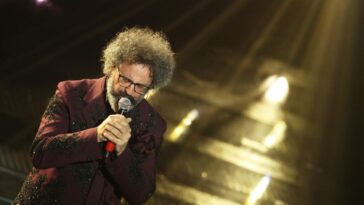 Qu'est-ce que la paralysie de Bell qui touche Simone Cristicchi : elle peut immobiliser la moitié du visage dans les cas les plus graves 17 Simone Cristicchi à Sanremo 2025
