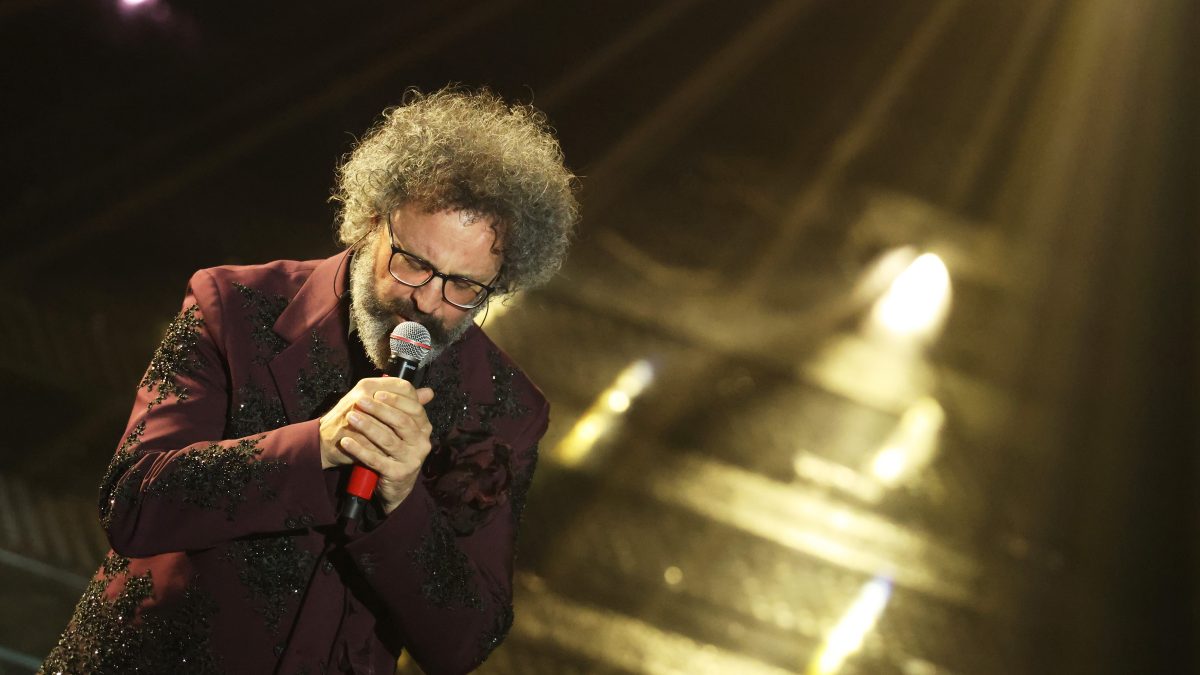 Qu'est-ce que la paralysie de Bell qui touche Simone Cristicchi : elle peut immobiliser la moitié du visage dans les cas les plus graves 2 Simone Cristicchi à Sanremo 2025