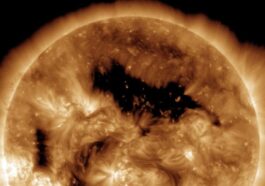 Un grand trou coronale apparu sur le Soleil. Crédit : NASA/SDO
