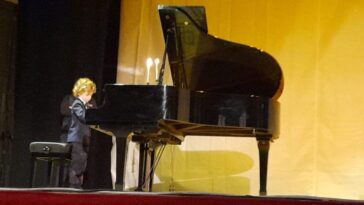 Quel est le secret de l'oreille absolue d'Alessandro Gervasi, le prodige de 6 ans qui va enflammer Sanremo ce soir ? 20 Alessandro Gervasi al piano. Credit: Alessandro Gervasi / Facebook