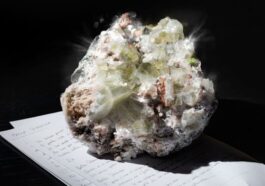 Instagram / La pietra sul testo di Bella Stronza è una fluorite, un minerale scelto da Fedez perché associato a un significato simbolico e curativo, di chiarezza mentale e cura delle emozioni.