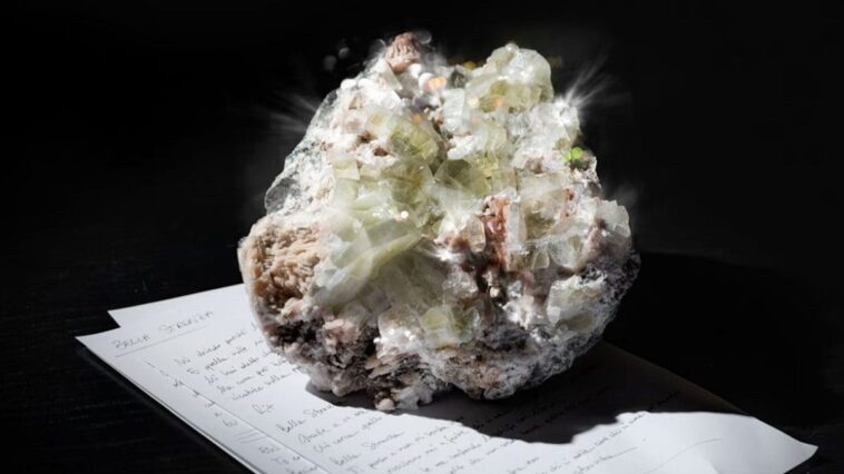 Quelle est la signification de la pierre dans le texte de Bella Stronza, la reprise de Fedez-Masini au festival de Sanremo 2025 ? 1 Instagram / La pietra sul testo di Bella Stronza è una fluorite, un minerale scelto da Fedez perché associato a un significato simbolico e curativo, di chiarezza mentale e cura delle emozioni.