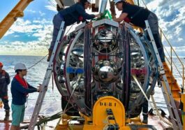 Un des capteurs de lumière d'Arca, le détecteur de neutrinos du Kilometre Cube Neutrino Telescope (KM3NeT) / Crédit Nature