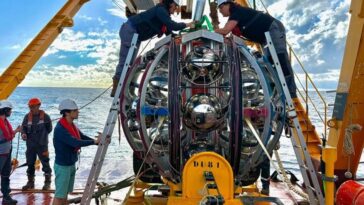 Qu'est-ce que le neutrino qui a déclenché la "lumière bleue" en Sicile 7 Un des capteurs de lumière d'Arca, le détecteur de neutrinos du Kilometre Cube Neutrino Telescope (KM3NeT) / Crédit Nature