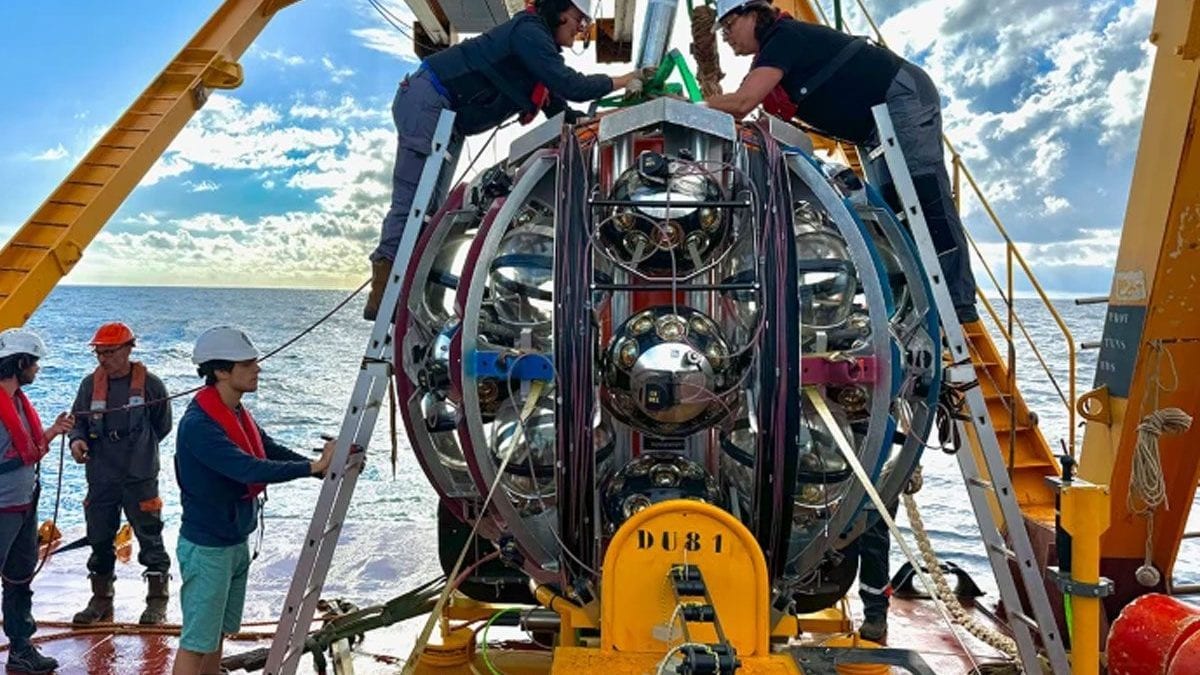 Qu'est-ce que le neutrino qui a déclenché la "lumière bleue" en Sicile 2 Un des capteurs de lumière d'Arca, le détecteur de neutrinos du Kilometre Cube Neutrino Telescope (KM3NeT) / Crédit Nature