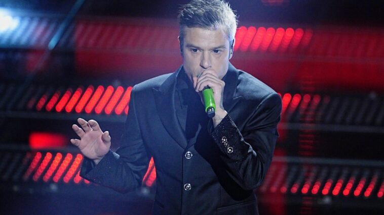 Sanremo 2025 : Fedez et la psychanalyse, révélations sur les psychotropes qui interpellent ! 1 Fedez lors de la première émission de la 75ème édition du Festival de Sanremo