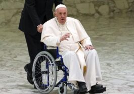 Papa Francesco, 88 anni, è ricoverato in prognosi riservata al Policlinico Gemelli di Roma per una polmonite bilaterale / Photo LaPresse