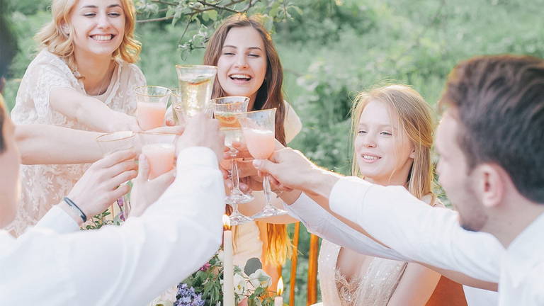 Tu invites un ami à une fête ? Avec les nouveautés de WhatsApp, l’hôte ne sera pas pris au dépourvu ! 2 Avez-vous un invité à une fête ? Avec la nouveauté de WhatsApp, l'hôte ne sera pas surpris