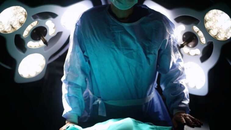 Un jumeau "parasitique" d'un adolescent retiré lors d'une opération complexe, rattaché à son abdomen 1 Immagine