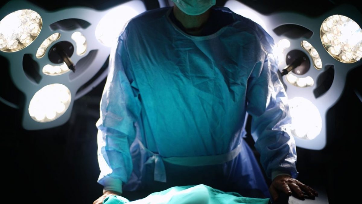 Un jumeau "parasitique" d'un adolescent retiré lors d'une opération complexe, rattaché à son abdomen 35 Immagine
