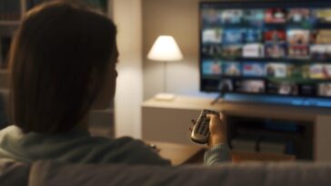 Un premier signe d'Alzheimer peut se manifester en regardant la télévision : à quoi faire attention 25 Immagine