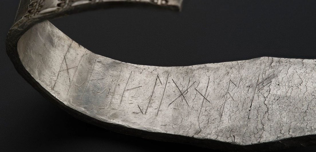 Une ancienne gravure lève le voile sur le mystère du trésor viking découvert en Écosse, voici ce qu'elle révèle 2 L'inscription runique récemment déchiffrée / Crédit National Museums Scotland