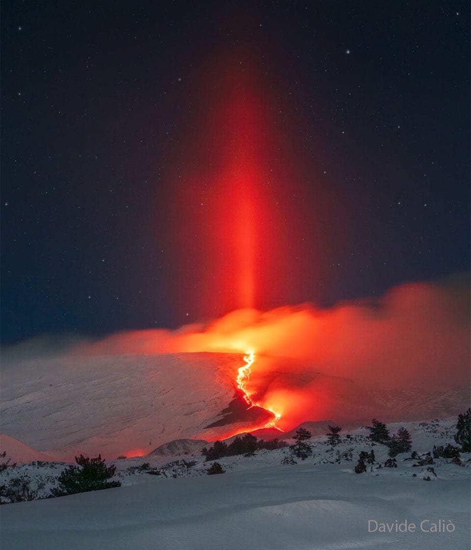 Le phénomène extraordinaire d'un pilier de lumière volcanique émergeant au-dessus de l'Etna : "Un événement rare, mais nous l'avons immortalisé" 3 Davide Caliò | Pilastre de lumière sur l'Etna en éruption