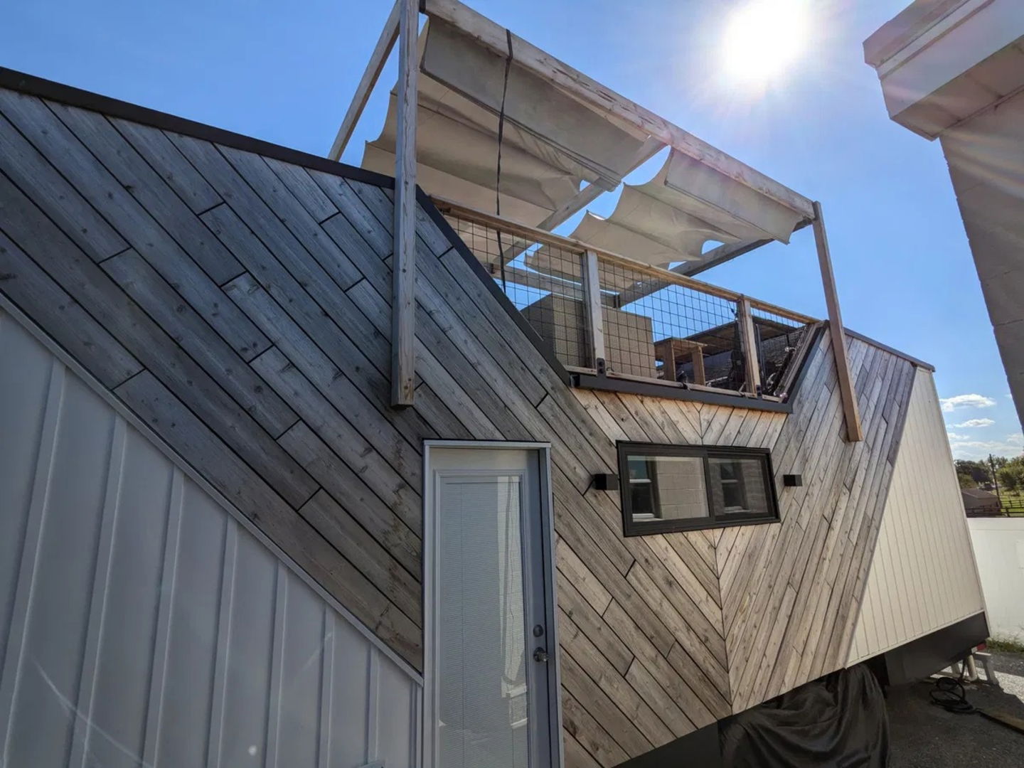 La nouvelle maison préfabriquée luxueuse au style révolutionnaire grâce à sa terrasse sur le toit 3 La nouvelle (et luxueuse) maison préfabriquée qui possède un style révolutionnaire. Tout est grâce à sa terrasse sur le toit