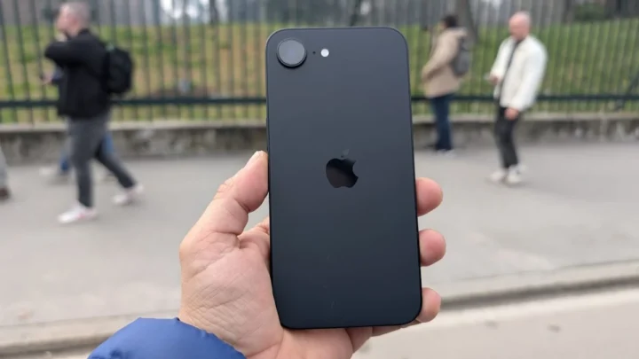 Tim Cook affirme que son chip C1 surpasse celui de Qualcomm 4 1741217769 84 Premieres impressions de liPhone 16e de nombreuses ameliorations mais.webp