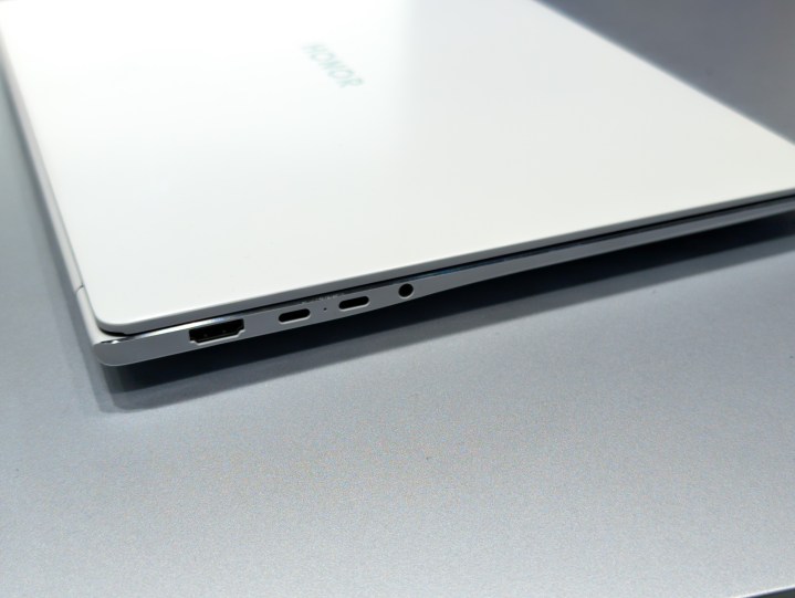 L'Honor MagicBook Pro 14 surpasse le nouveau MacBook Air d'une manière impressionnante 3 The USB-C, HDMI and headphone jack ports on the Honor MagicBook Pro 14 in white
