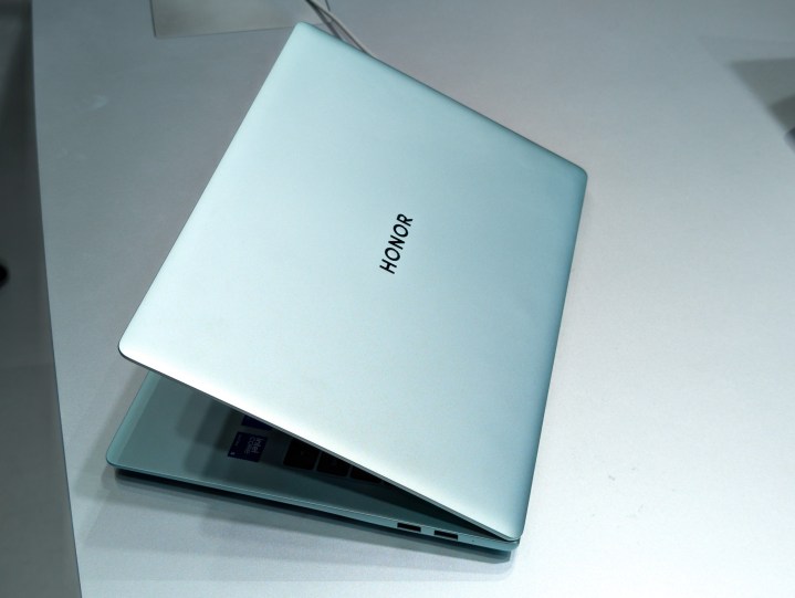 L'Honor MagicBook Pro 14 surpasse le nouveau MacBook Air d'une manière impressionnante 4 The Honor MagicBook Pro 14 in green