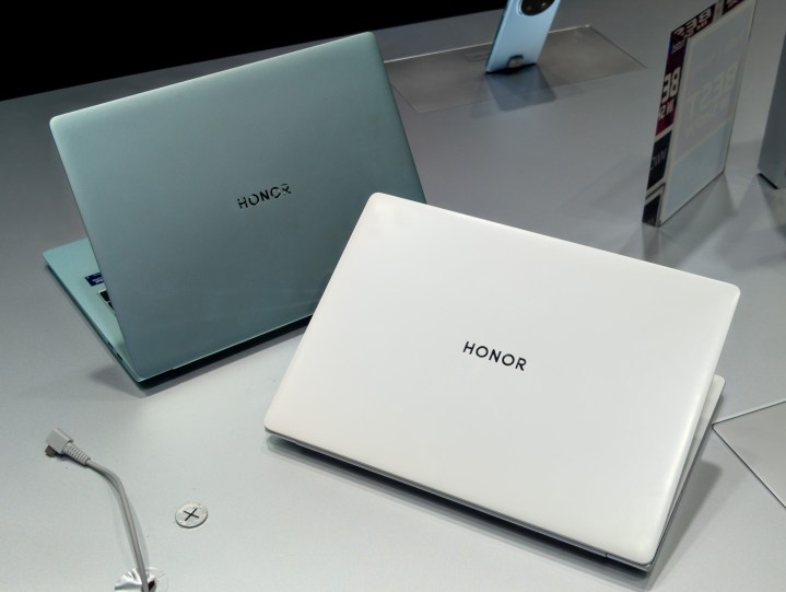 L'Honor MagicBook Pro 14 surpasse le nouveau MacBook Air d'une manière impressionnante 5 The Honor MagicBook Pro 14 in green and white