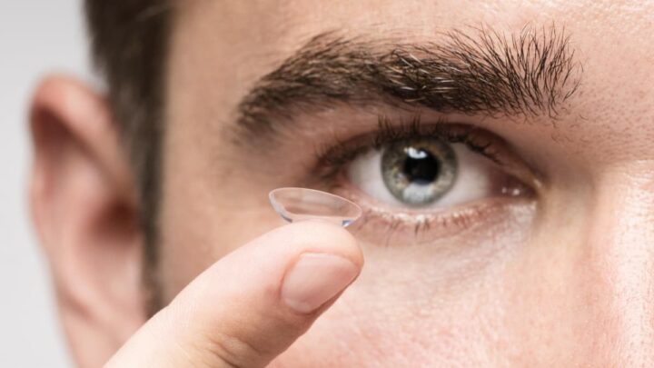 C'est la pire chose à faire pour vos yeux, selon une ophtalmologiste 3 Lentille de contact placée sur l'œil