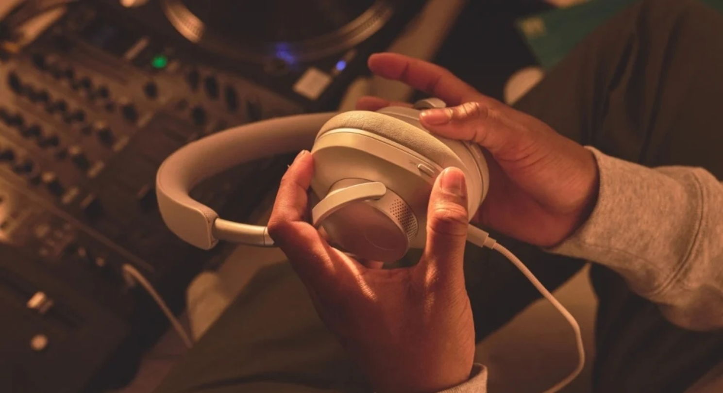 Ni Sony, ni JBL, ni Bose : ces écouteurs Bluetooth avec 100h d'autonomie sont ma recommandation 4 Cambridge Audio Melomania P100 en main
