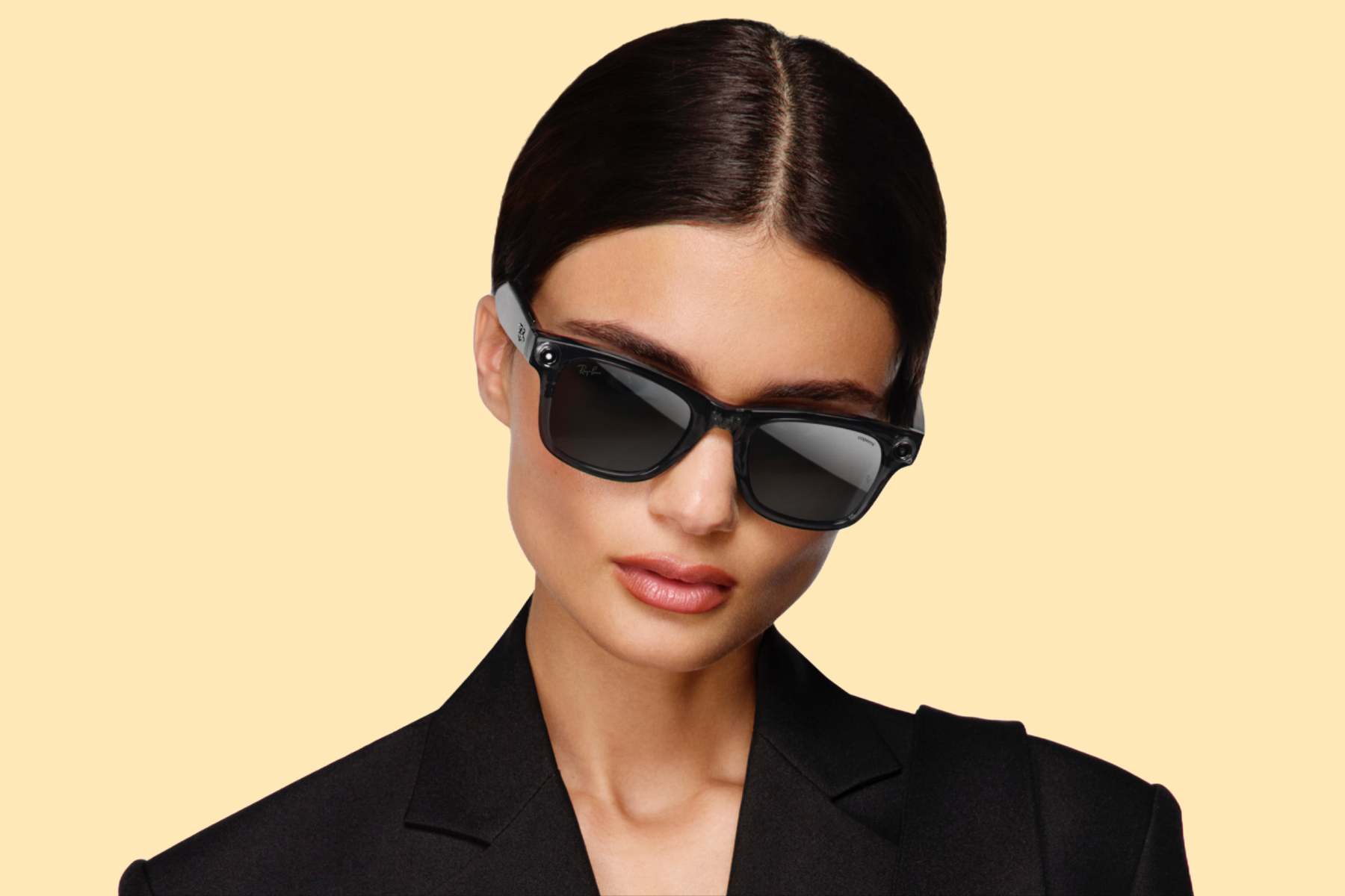 Les lunettes intelligentes Ray-Ban Meta s'associent à Coperni pour une édition limitée exceptionnelle 3 Personne portant les lunettes Ray-Ban Meta x Coperni en édition limitée.