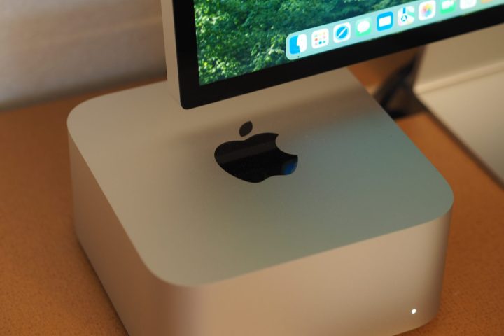 Vue du dessus du Apple Mac Studio 2025 montrant le logo.