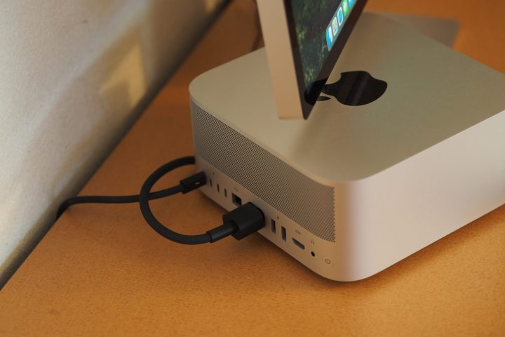 Vue du dessus du Apple Mac Studio 2025 montrant l'arrière et les évents.