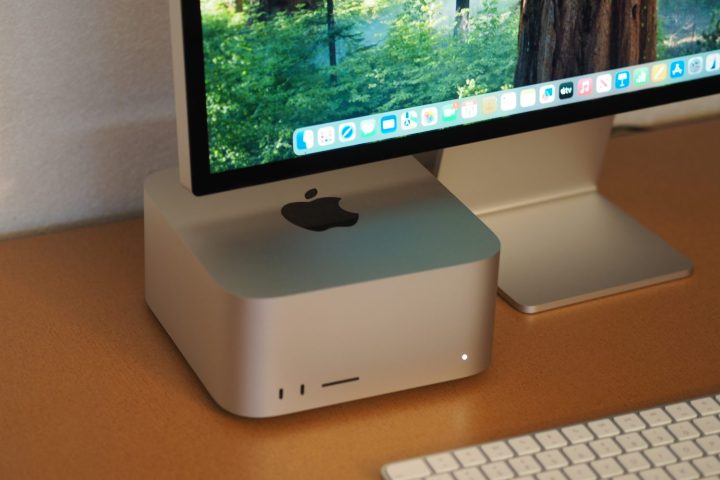 Vue du dessus du Apple Mac Studio 2025 montrant le bureau.