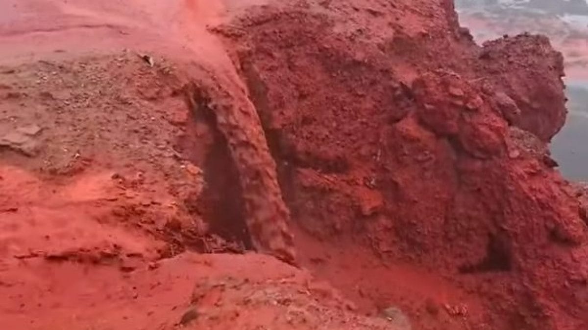 Cascades étonnantes rouge sang filmées en Iran : la vidéo shockante de l'île de Hormuz 2 Une cascade rouge en Iran. Credit: Screenshot Facebook