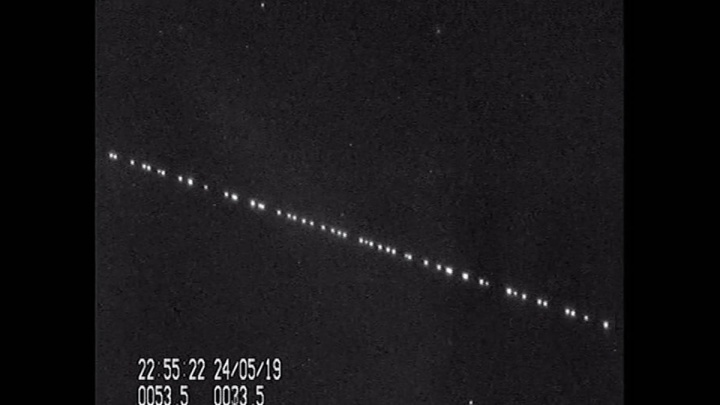 Avec l'augmentation des satellites en orbite basse, un problème préoccupant se profile… 4 Image captée par un astronome amateur des satellites Starlink