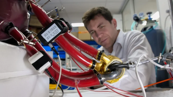 Impressionnant : un homme reçoit un cœur en titane quasiment indestructible 5 1741890098 485 Impressionnant un homme recoit un coeur en titane quasiment.webp