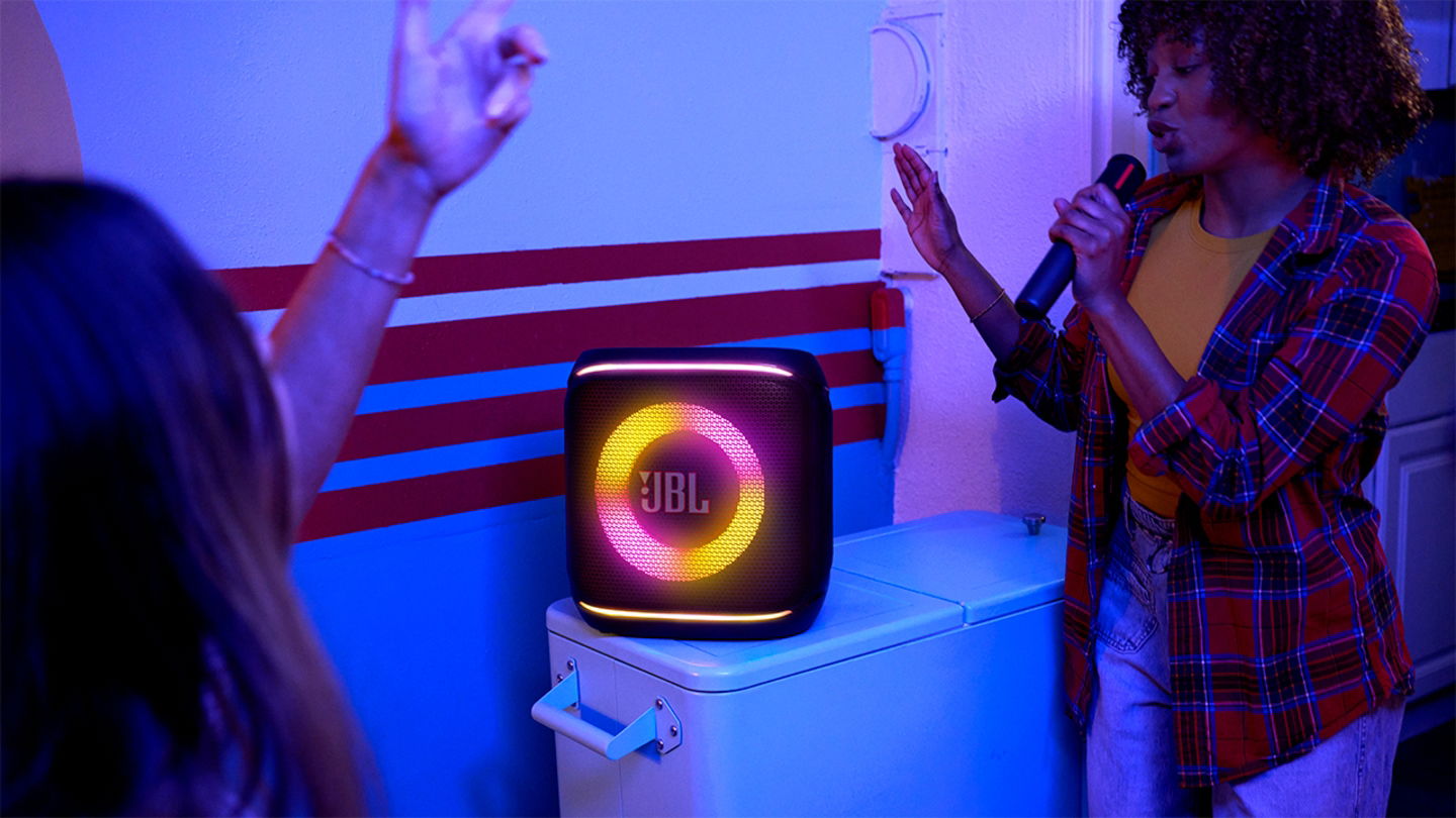 JBL PartyBox 520 et Encore 2 : emportez la fête partout avec ces nouvelles enceintes ! 3 Détail du JBL PartyBox Encore 2 comme système de karaoké