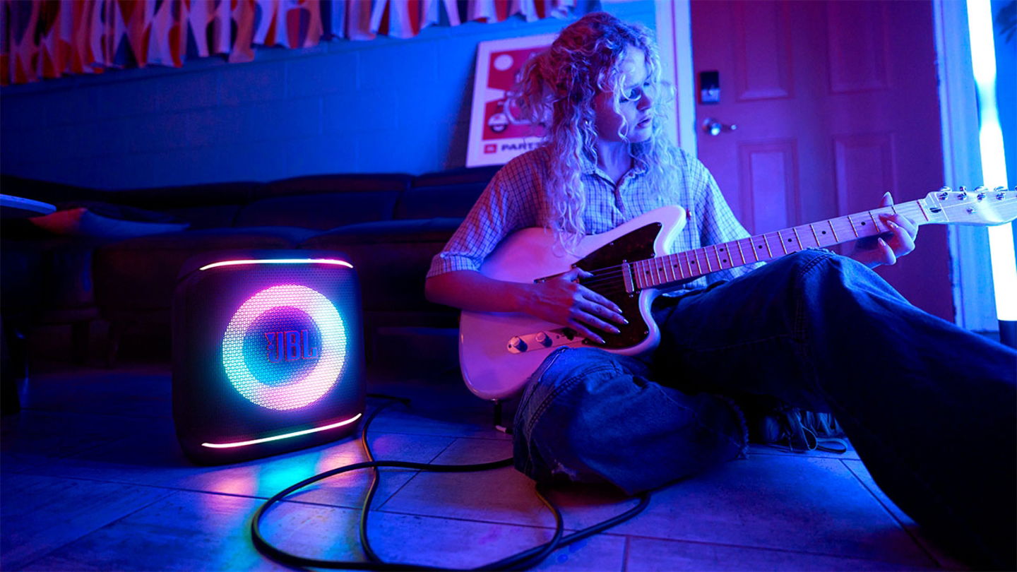 JBL PartyBox 520 et Encore 2 : emportez la fête partout avec ces nouvelles enceintes ! 4 Détail de l'entrée audio du JBL PartyBox Encore 2