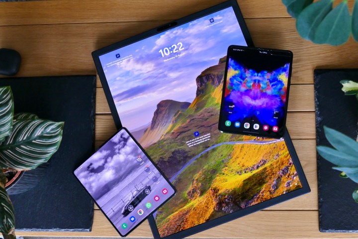 Voici comment le premier MacBook pliable d'Apple pourrait me conquérir 4 The Asus Zenbook Fold 17 with the Galaxy Z Fold 4 and Galaxy Fold.